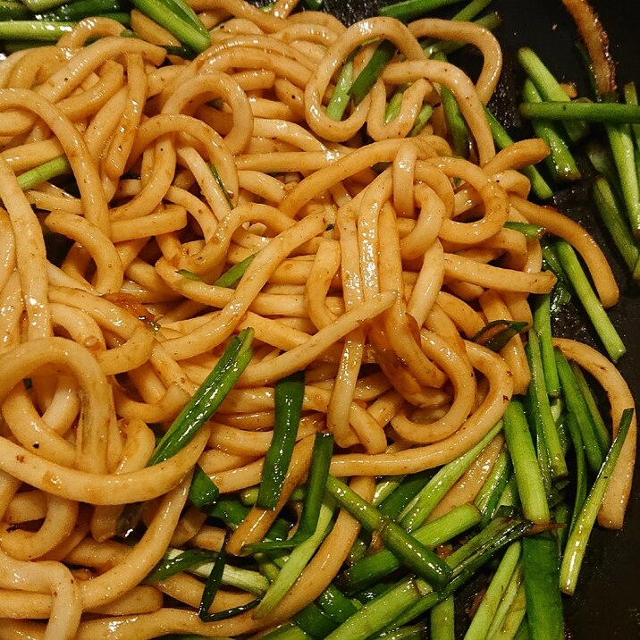 角煮の煮汁でピリ辛焼きうどん